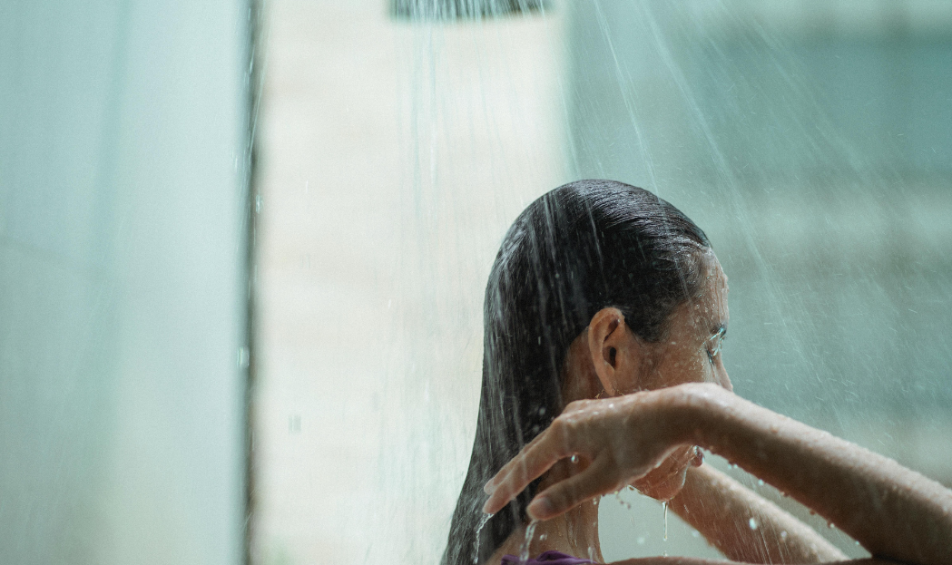 Pelle che tira dopo la doccia: segnali di una detersione troppo aggressiva