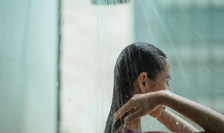 Pelle che tira dopo la doccia: segnali di una detersione troppo aggressiva