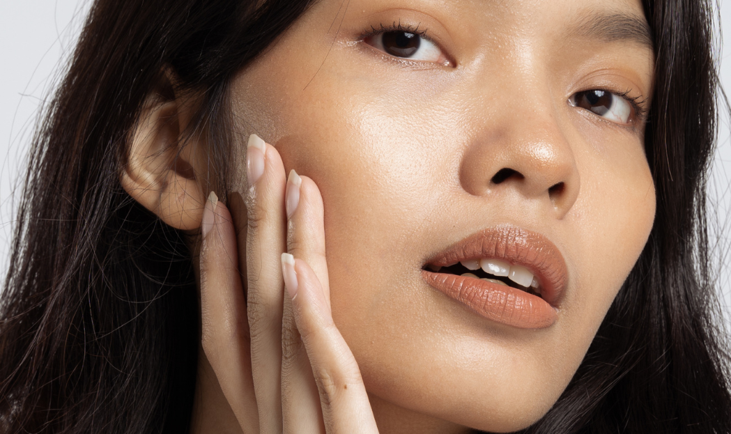 Pelle spenta? La guida agli attivi illuminanti per il viso