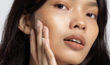 Pelle spenta? La guida agli attivi illuminanti per il viso